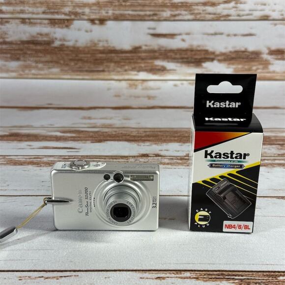 Canon PowerShot SD200 3.2MP Silver Digital Camera with Charger - Picture 1 of 8